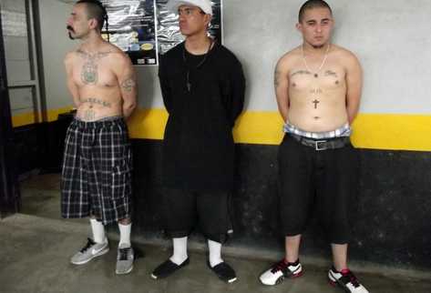 Tres hombres de nacionalidad salvadoreña fueron detenidos en Malacatán, San Marcos, se presume que son pandilleros. (Foto Prensa Libre: Alexander Coyoy)
