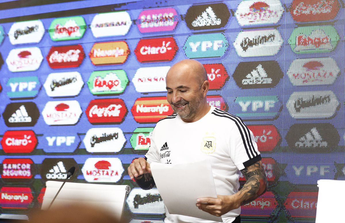 El seleccionador de Argentina, Jorge Sampaoli, dio a conocer este lunes a los 23 convocados para Rusia 2018. (Foto Prensa Libre: EFE)