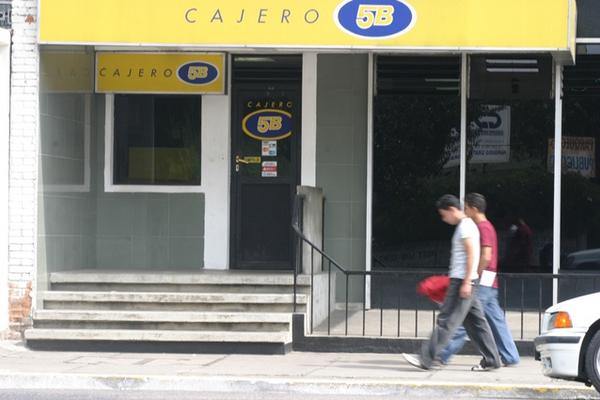 La red de cajeros automáticos de 5B agregó una opción para retirar efectivo sin necesidad de la tarjeta de débito. (Foto Prensa Libre: Hemeroteca PL)