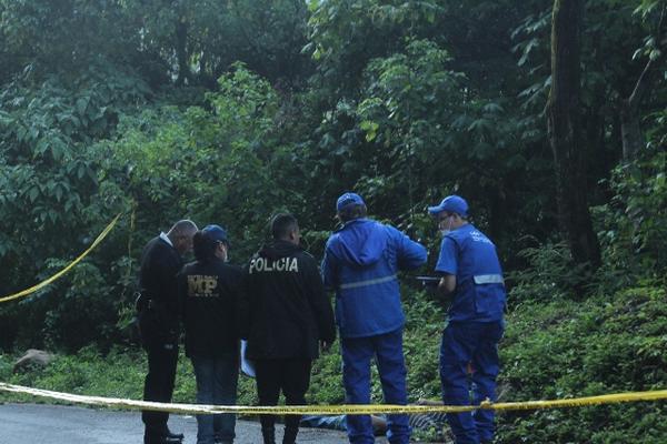 Autoridades reúnen evidencias en el lugar donde fue encontrado el cadáver de Carlos Gabriel Escobar, en Antigua Guatemala. (Foto Prensa Libre: Miguel López)