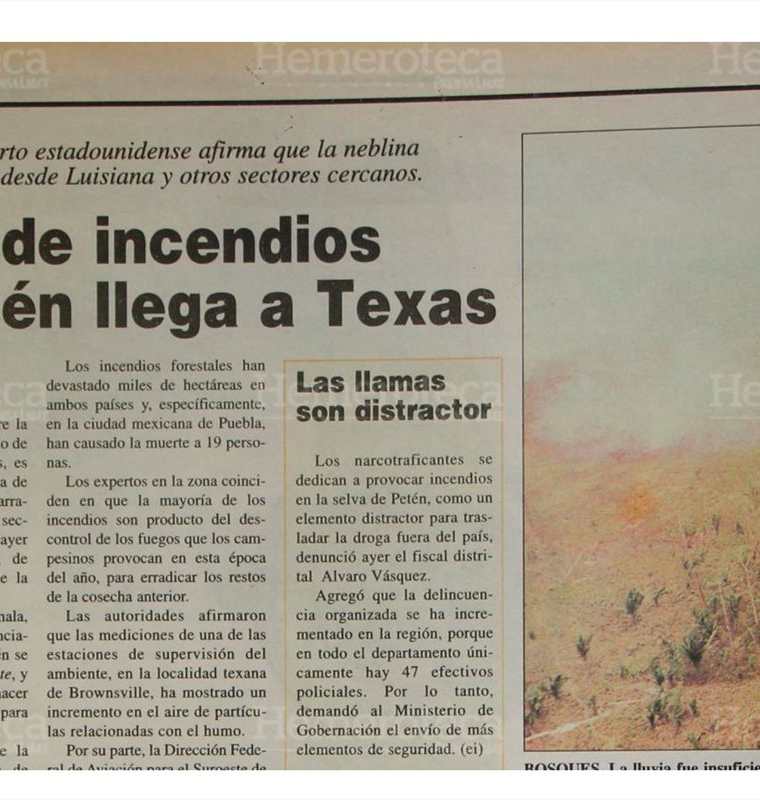 La lluvia fue insuficiente para apagar los incendios en Petén, y el humo que provocan llegó a Estados Unidos. 9/5/1998. (Foto: Hemeroteca PL)