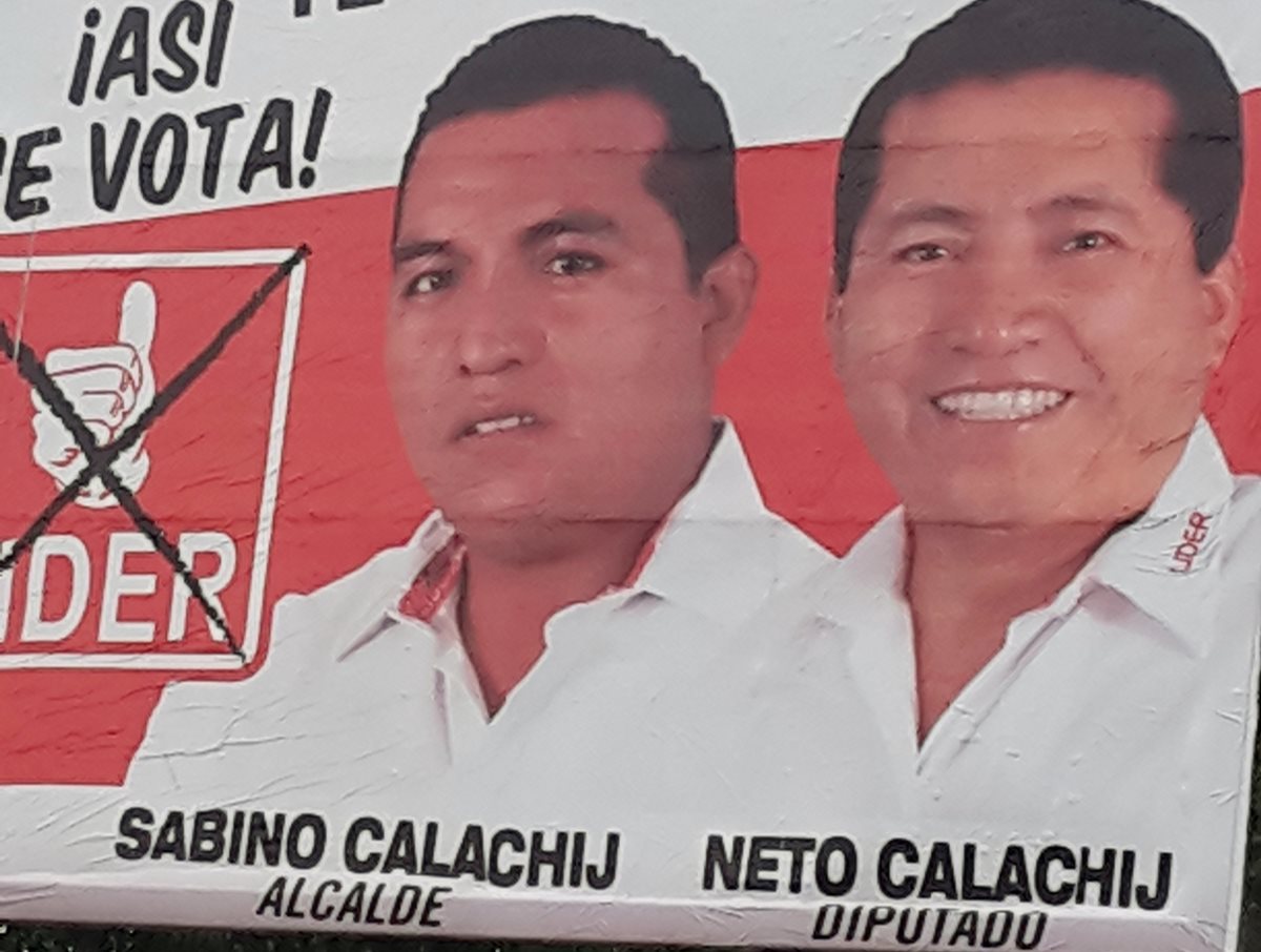 Una de las vallas colocadas en Zacualpa, Quiché, durante el periodo electoral, en el que Sabino Calachij –izquierda- buscó ser electo como alcalde. (Foto Prensa Libre: Óscar Figueroa)