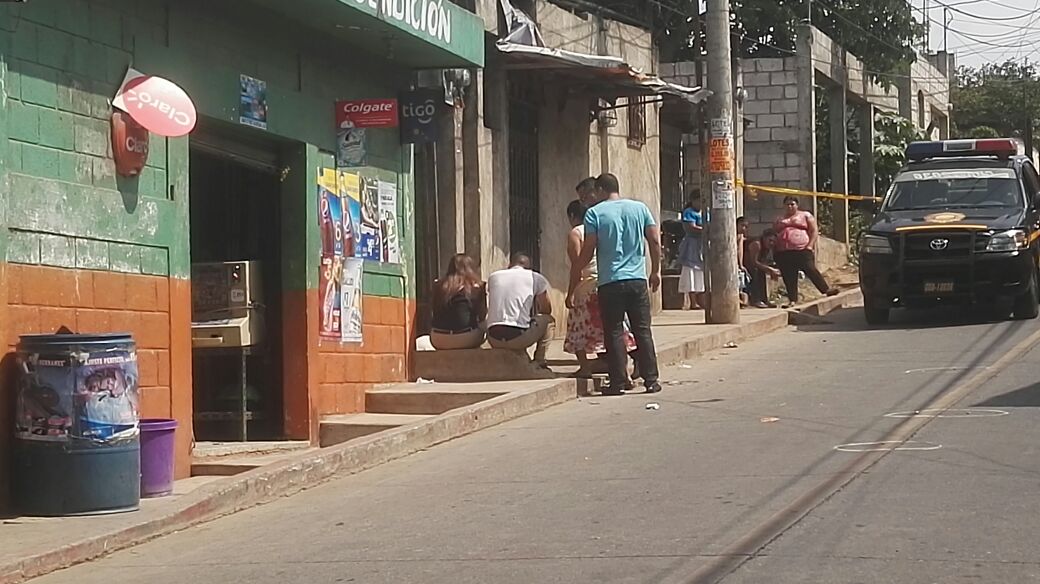 Familiares de la menor llegan al lugar a reconocer el cadáver. (Foto Prensa Libre: Byron Vásquez)