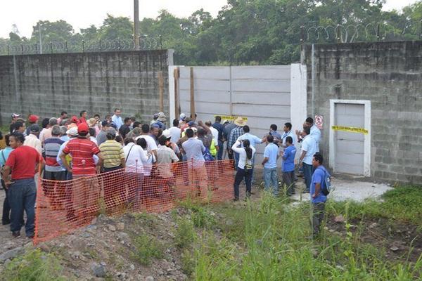 Sindicalistas de la Portuaria Quetzal observan diligencia judicial en área de TCQ. (Foto Enrique Paredes)