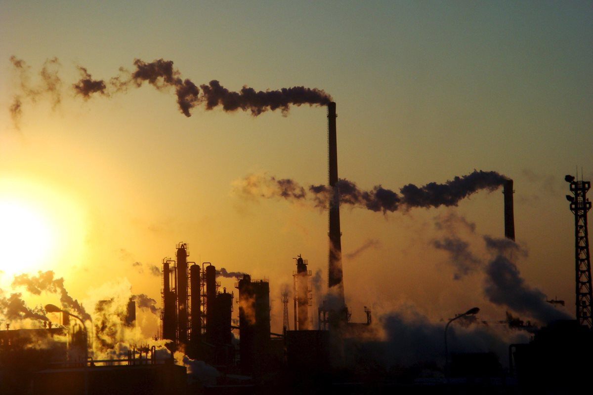 Preocupa la contaminación a escala mundial, pero EE. UU. podría retirarse de pacto ambiental. (Foto Prensa Libre: EFE)