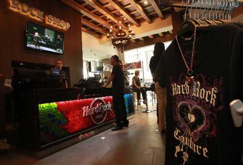 Los visitantes podrán comprar artículos únicos de la marca Hard Rock en el país, además de degustar comida estadounidense. (Foto Prensa Libre: Hemeroteca PL)