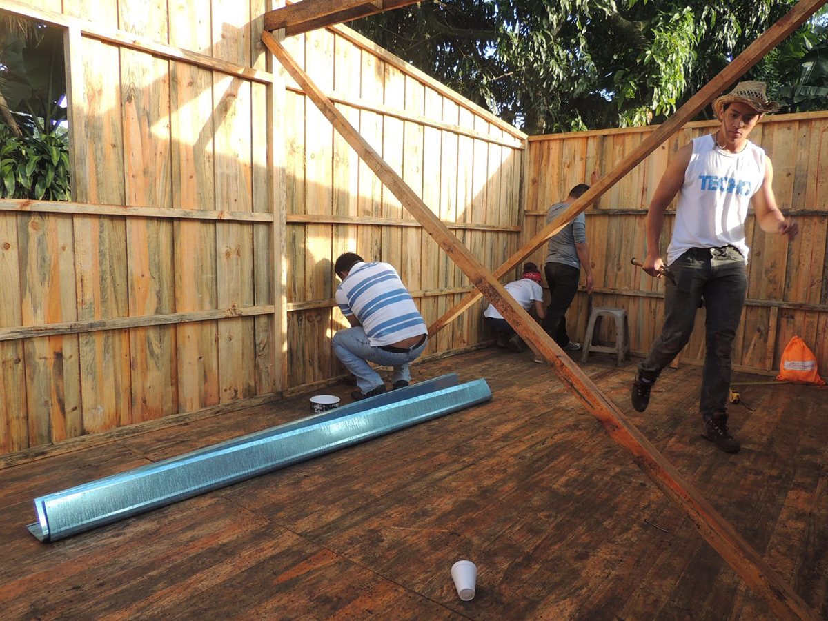 Con el apoyo de voluntarios, la organización Techo Occidentes construye casas para familias de escasos recursos. (Foto Prensa Libre: María José Longo)