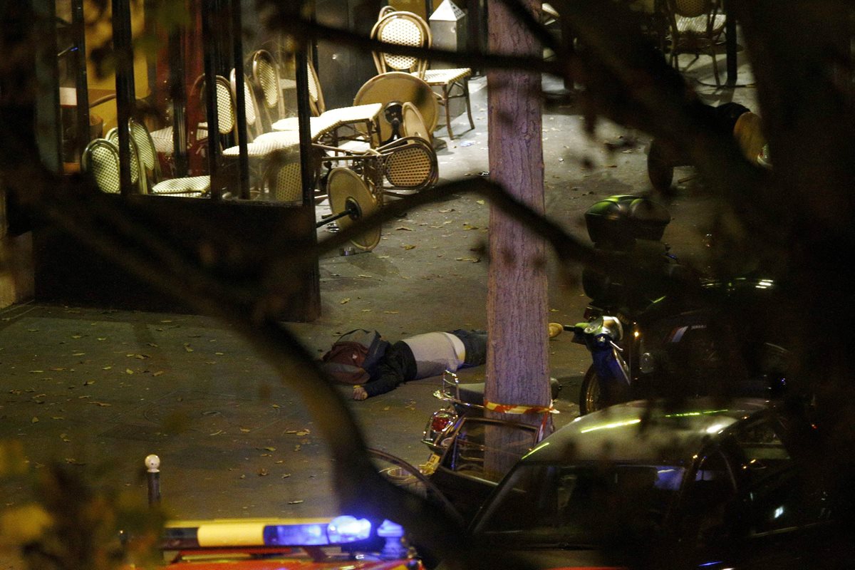 La policía francesa logró identificar el sábado a uno de los autores de los atentados más mortíferos de la historia de Francia. (Foto Prensa Libre: EFE)