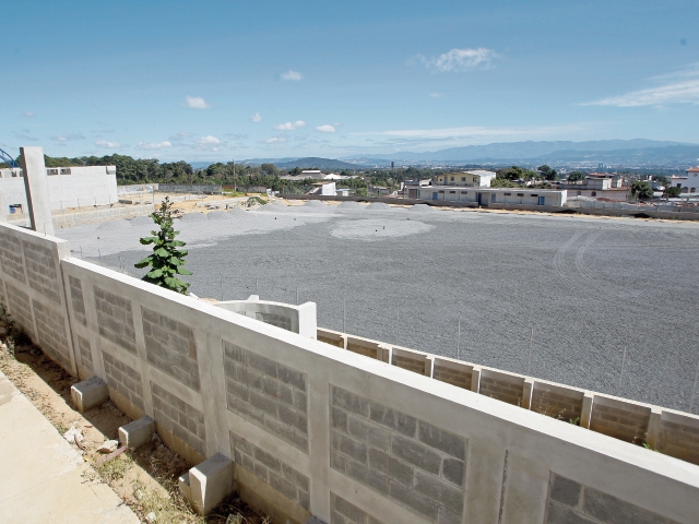 La construcción del polideportivo ubicado en la zona 1 de Mixco lleva el 55 por ciento de avance y se espera un dictamen de la Contraloría para seguir. (Foto Prensa Libre: Hemeroteca PL)