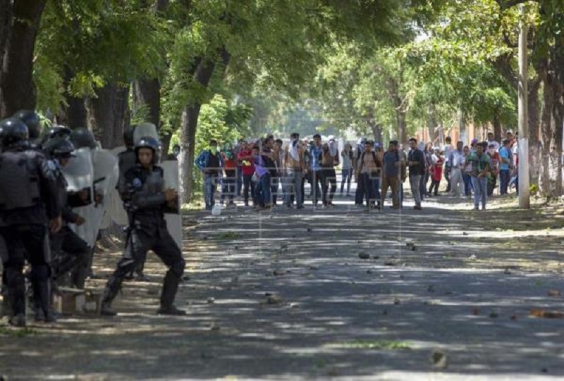 Violentas protestas en Nicaragua ya han dejado al menos unas diez vítimas mortales. (Foto Prensa Libre: EFE)