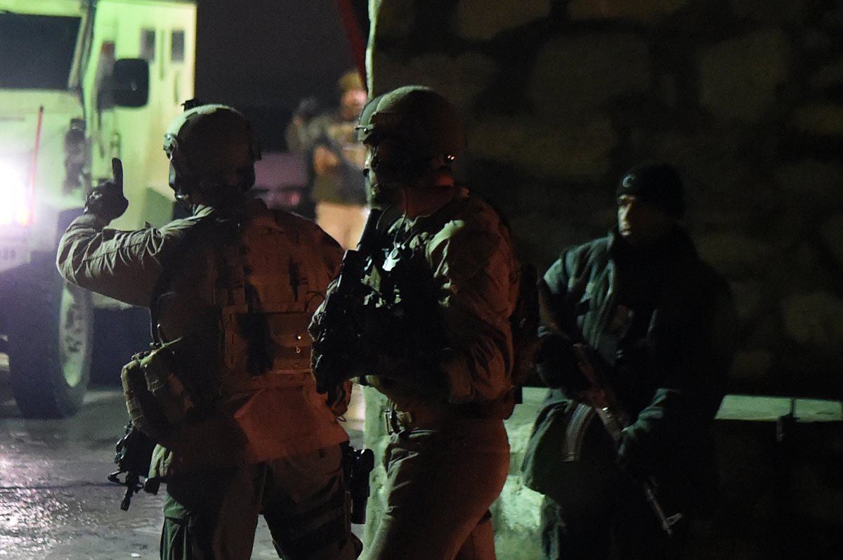 Soldados estadounidenses vigilan cerca del aeropuerto internacional de Kabul, Afganistán. (Foto Prensa Libre: AFP).
