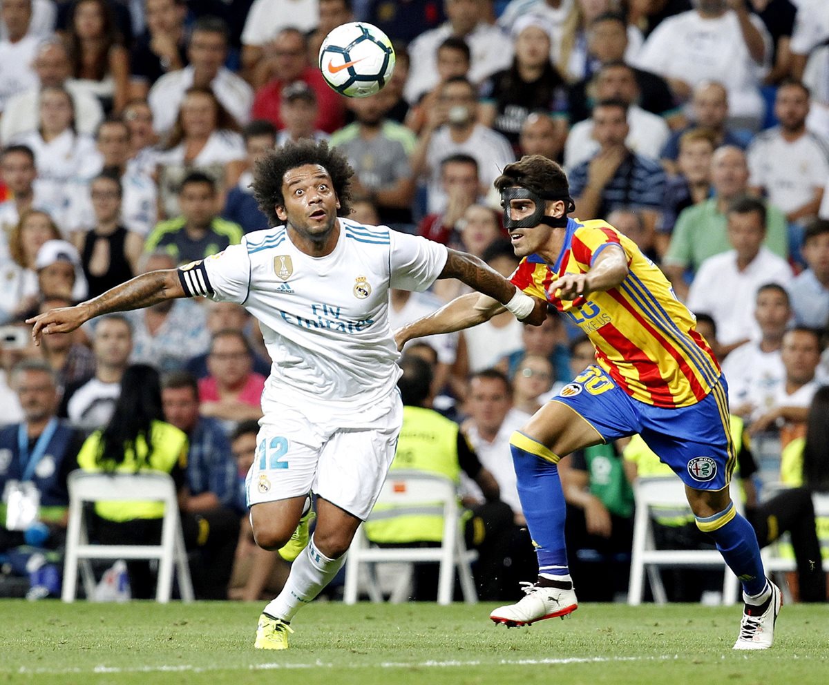 Marcelo fue uno de los jugadores que más buscó los goles en el partido de este domingo contra el conjunto valenciano. (Foto Prensa Libre: EFE)