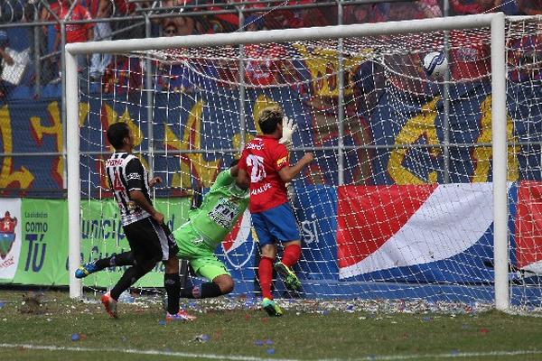 La anotación de Mario Rodríguez dio esperanza a los ediles, que al final no pudieron incrementar el marcador. (Foto Prensa Libre: Jorge Ovalle)