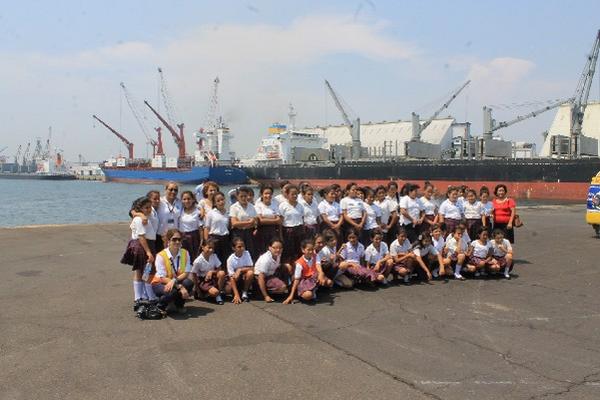 Estudiantes de  la Escuela para Niñas 15 de Septiembre, de Escuintla, visitan Puerto Quetzal.