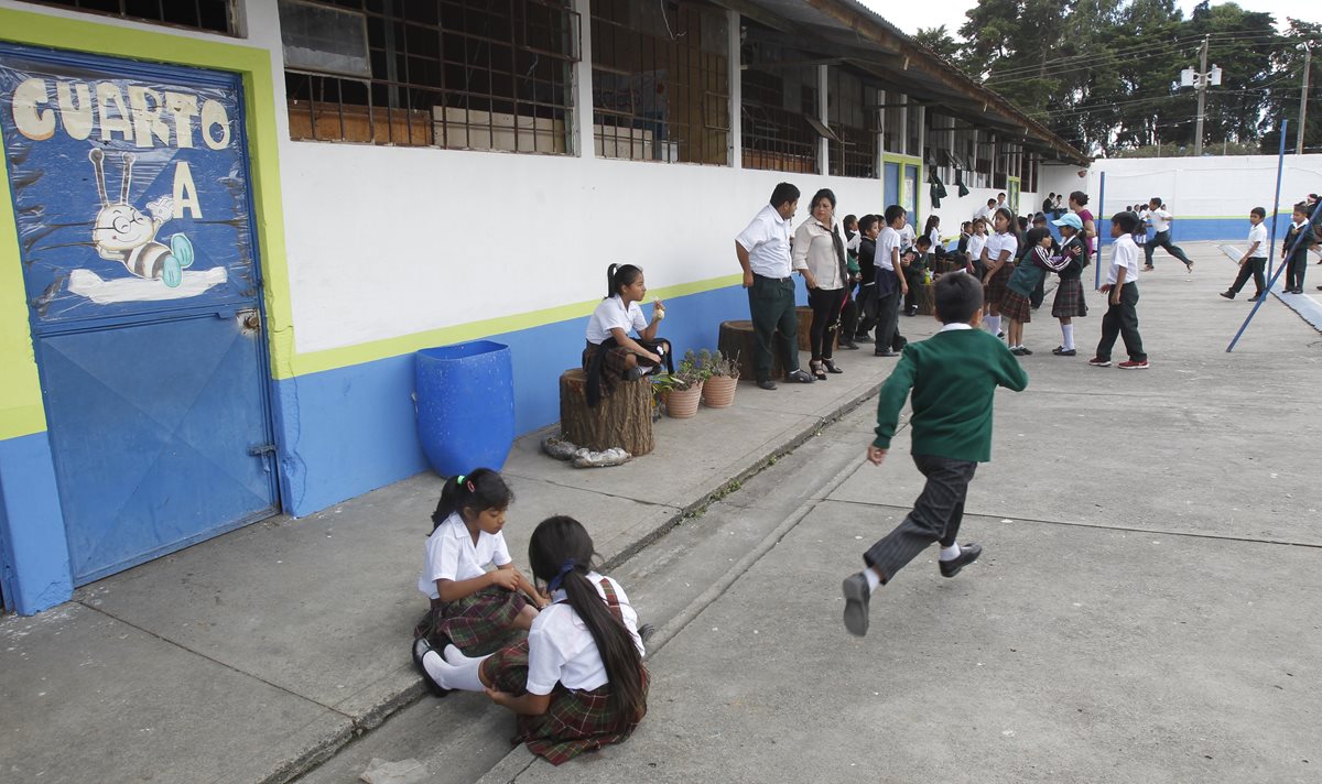 Estudiantes de la Escuela Nacional Urbana 101 de la colonia Primero de Julio, zona 5 de Mixco. (Foto Prensa Libre: Paulo Raquec)