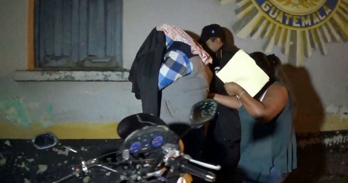 Las agentes aprehendidas en Santa Cruz del Quiché son trasladadas a un juzgado de la localidad. (Foto Prensa Libre: Óscar Figueroa)
