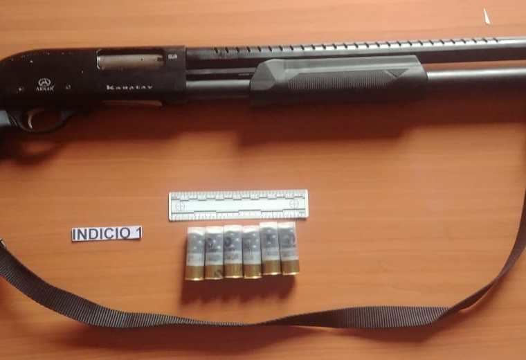 Autoridades decomisaron armas y municiones.  (Foto Prensa Libre: MP)