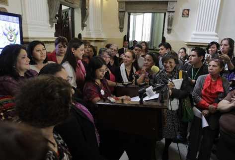 Grupos de mujeres demandan más espacios en las agrupaciones políticas.