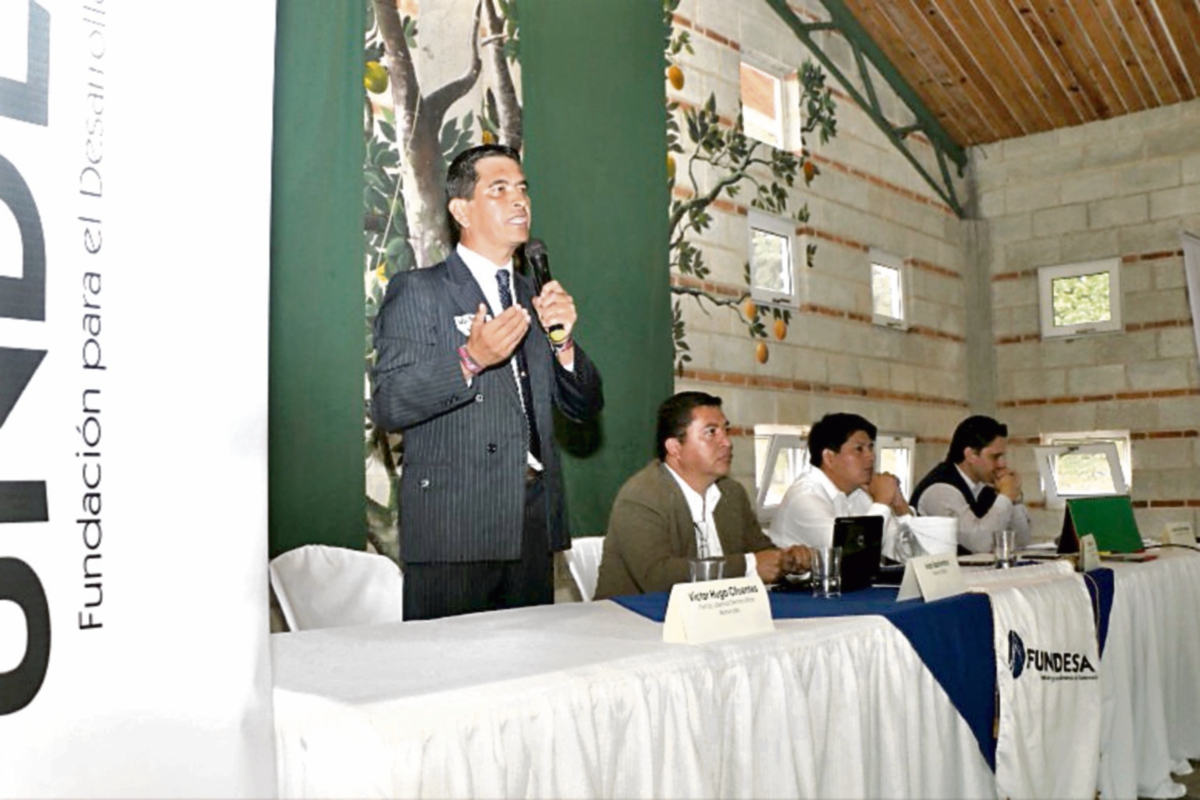 El candidato  Víctor Hugo Cifuentes  se dirige al público que asistió al foro en San Pedro Carchá.