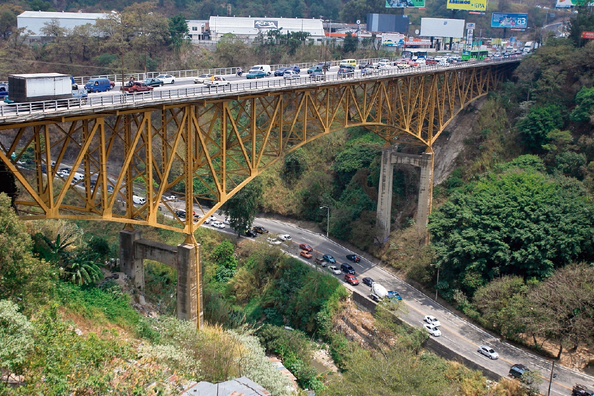 El puente Belice, que conecta la capital con la ruta al Atlántico, está en evaluación por el peligro de un colapso. (Foto Prensa Libre: Hemeroteca PL)