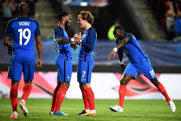 Griezmann cerró la cuenta de Francia en la goleada contra Paraguay. (Foto Prensa Libre: AFP).
