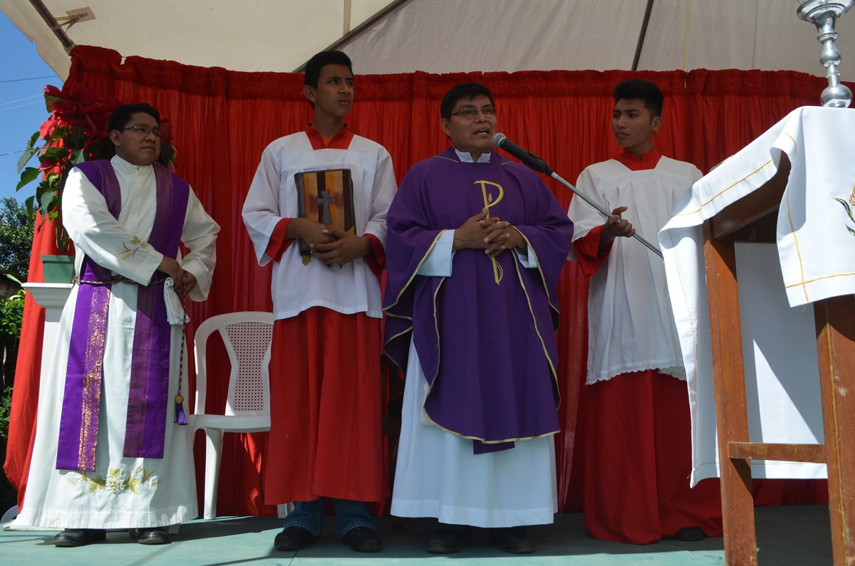 El padre Pedro Vicente dirige la primera misa oficiada en el barrio Monterrey, cabecera de Retalhuleu. (Foto Prensa Libre: Jorge Tizol)
