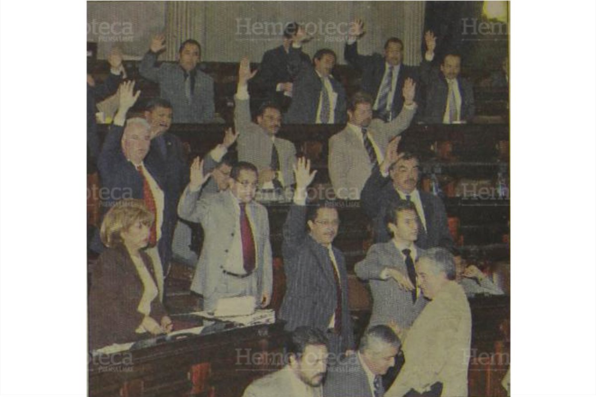 Acalorada sesión del Congreso para aprobar el Presupuesto de 2006. (Foto: Hemeroteca PL)