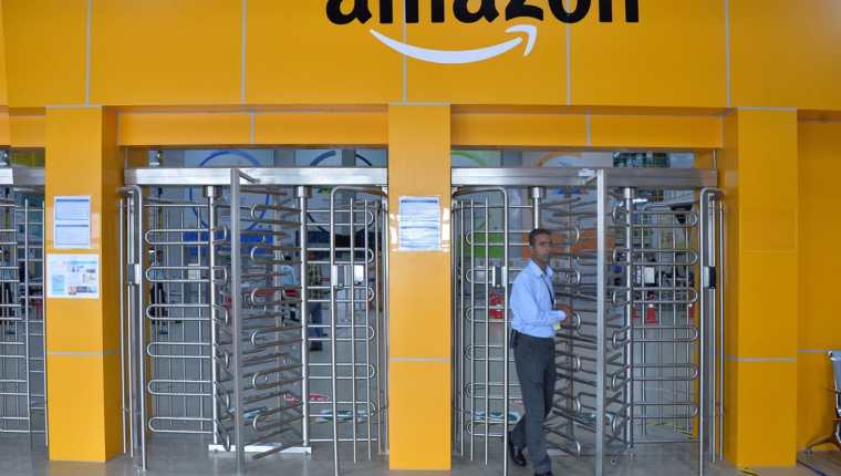 La ley india ya impide que estas plataformas almacenen productos para su venta directa al consumidor. (Foto Prensa Libre: AFP)