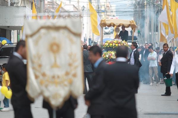 En las calles del Centro Histórico católicos guatemaltecos celebran el Corpus Christi desde horas de la mañana.