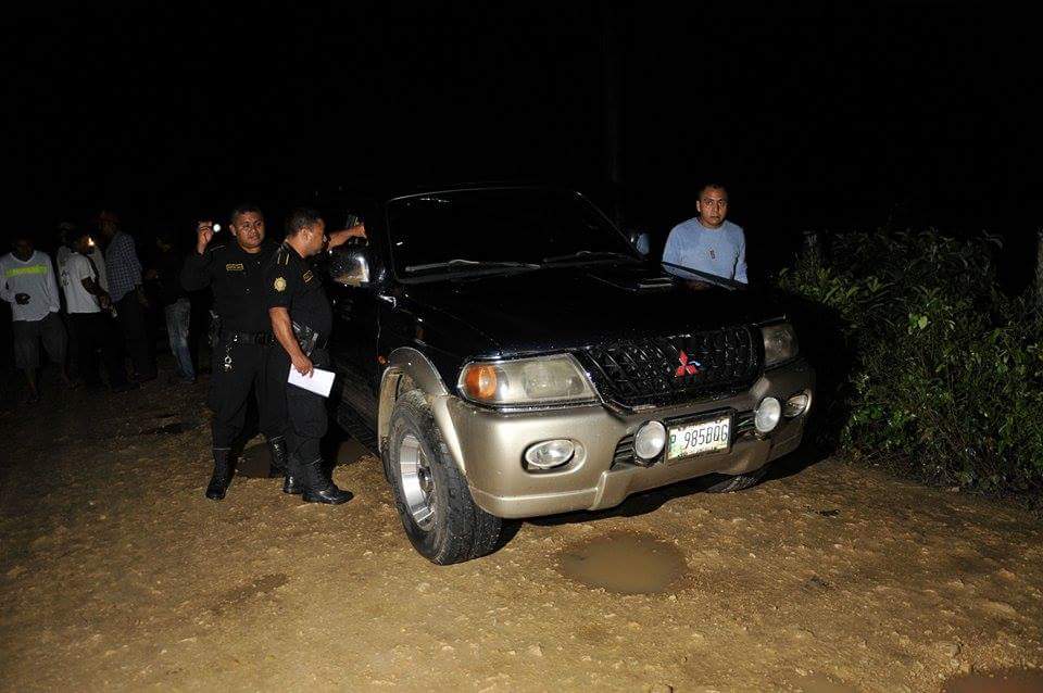 Las autoridades investigan la muerte del ganadero Roberto Pineda González, ultimado en Sayaxché, Petén. (Foto Prensa Libre: Rigoberto Escobar)