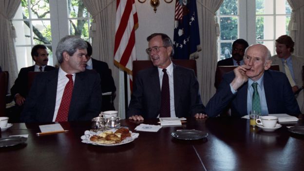 Bush (centro) y Newt Gingrich (izq) chocaron durante su mandato presidencial. GETTY IMAGES