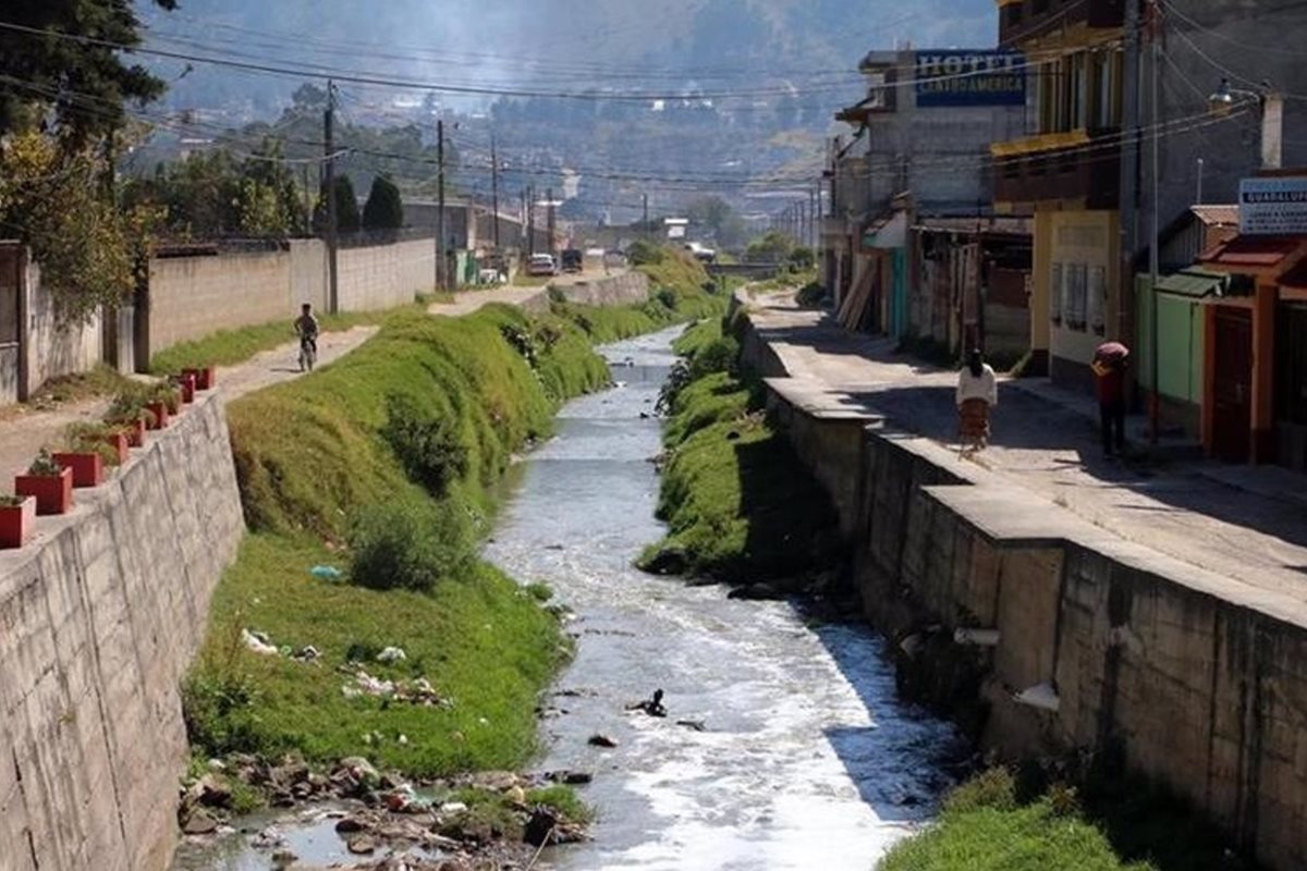 El rió Seco es uno de los recursos naturales dañados por la falta de tratamiento de las aguas residuales de Xela. (Foto Prensa Libre: María Longo)