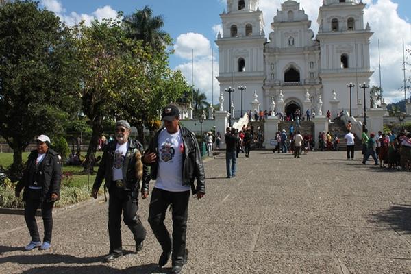 Eddy Villadeleón recorre jardines de la basílica tras visita al Cristo Negro. (Foto Prensa Libre)