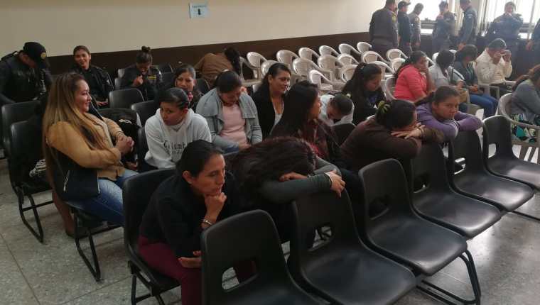 La supuesta estructura criminal Vatos Sureños tiene sindicadas a 15 mujeres. (Foto Prensa Libre: Kenneth Monzón)