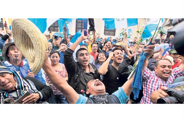 Foto emblemática del 1 de septiembre de 2015: un ciudadano celebra la decisión del Congreso de quitarle derecho de antejuicio al entonces presidente Otto Pérez Molina. (Foto: Hemeroteca PL)