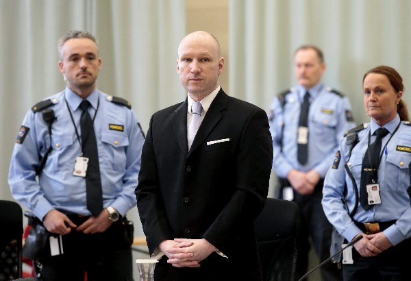  Anders Behring Breivik durante el juicio en la prisión de Skien, Noruega. (EFE)
