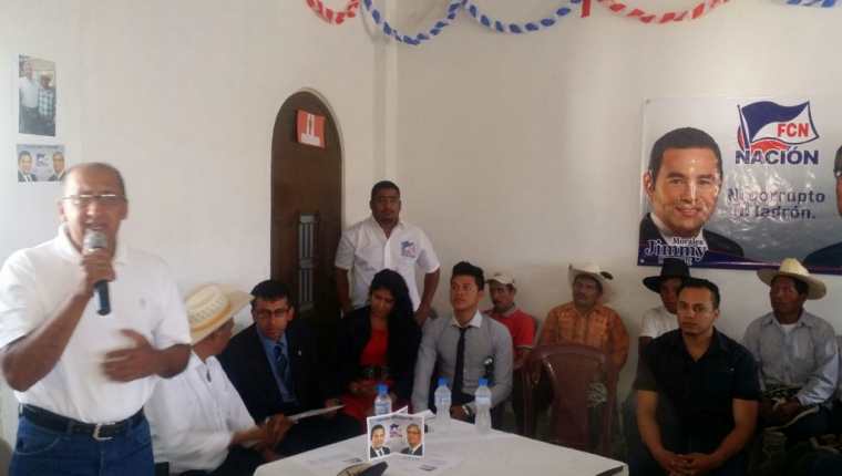 Catarino García, alcalde reelecto de Canillá, Quiché, oficializa su apoyo al presidenciable Jimmy Morales para la segunda vuelta electoral. (Foto Prensa Libre: Óscar González).