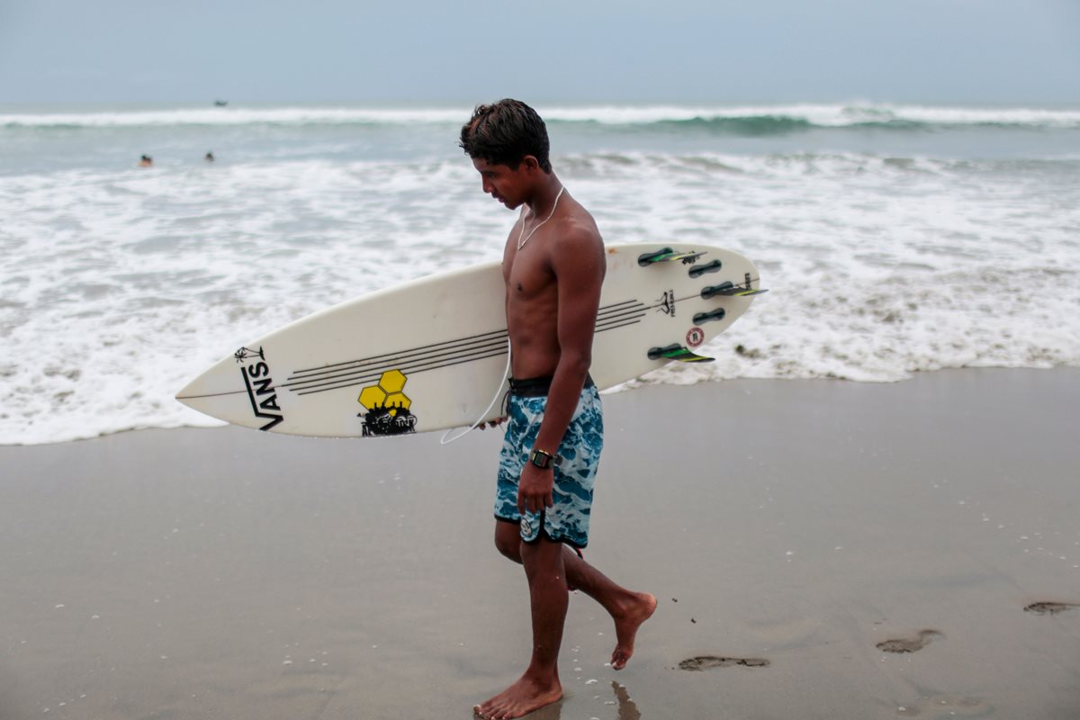 Joven surfista de Acapulco, de escasos recursos, relata que la violencia le impide entrenar con libertad. (Foto Prensa Libre: AFP)
