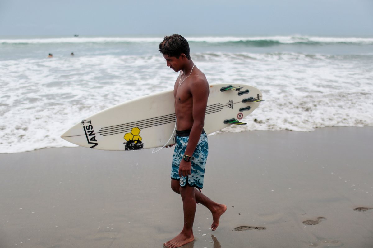 Habitantes y surfistas de Acapulco, atrapados por la violencia