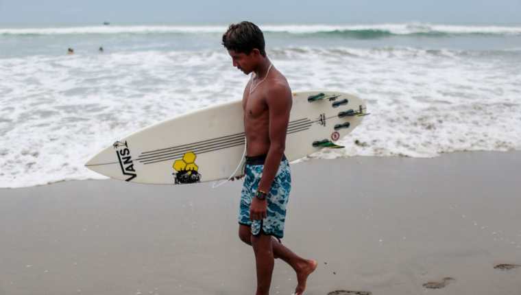 Joven surfista de Acapulco, de escasos recursos, relata que la violencia le impide entrenar con libertad. (Foto Prensa Libre: AFP)
