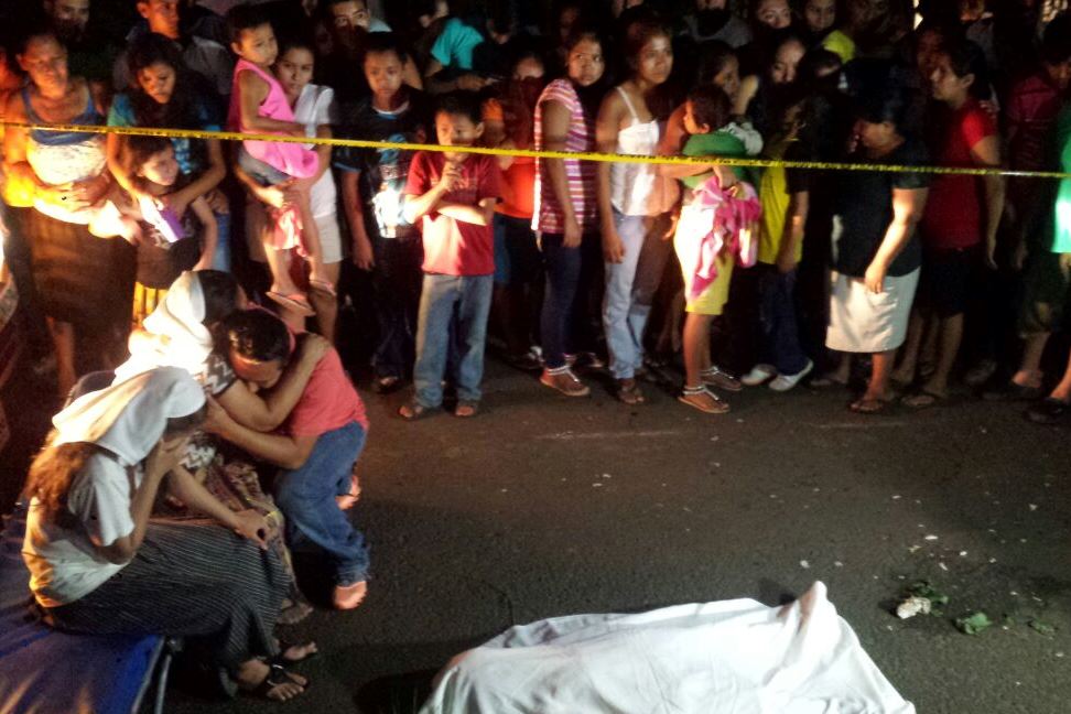 Familiares lloran muerte de niña de 7 años, quien fue arrollada en San Andrés Villa Seca. (Foto Prensa Libre: Jorge Tizol)