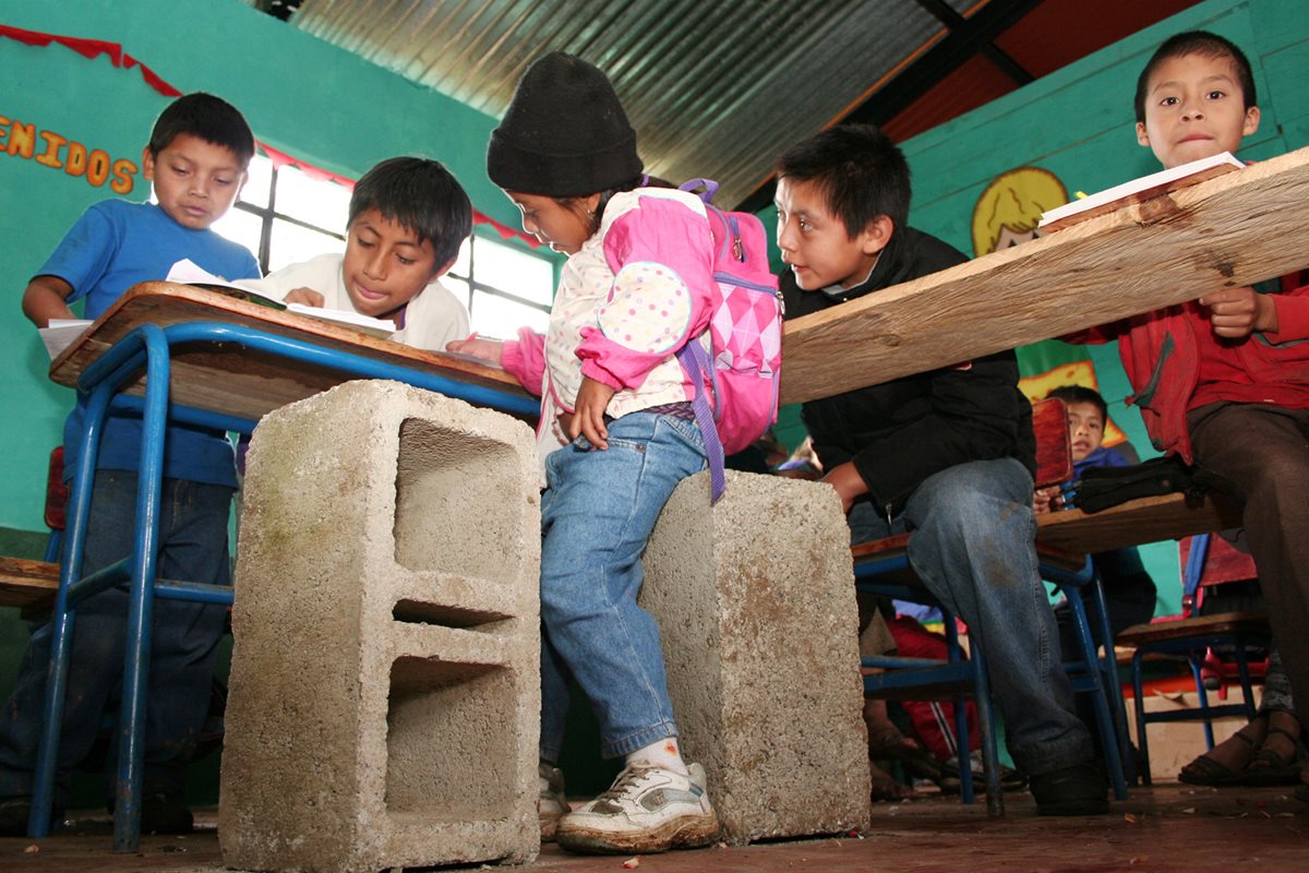 Las malas condiciones en muchas escuelas complican el regreso a clase para miles de niños. (Foto Prensa Libre: HemerotecaPL)