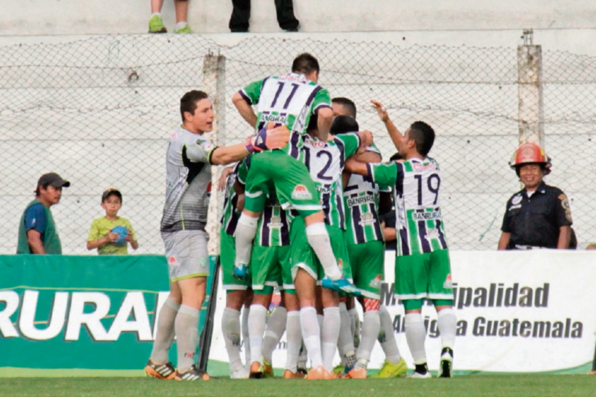 Los jugadores de Antigua GFC festejan el gol del colombiano Roberto Carlo Peña que dio el triunfo. (Foto Prensa Libre: Miguel López)