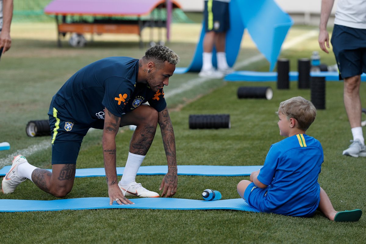 Neymar y David Lucca la pasaron de lo mejor luego del entrenamiento de la Selección brasileña. (Foto Prensa Libre: AFP)