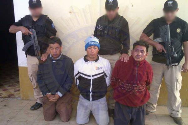 Tres supuestos secuestradores fueron detenidos este martes en Totonicapán por las fuerzas de seguridad. (Foto Prensa Libre: PNC)<br _mce_bogus="1"/>