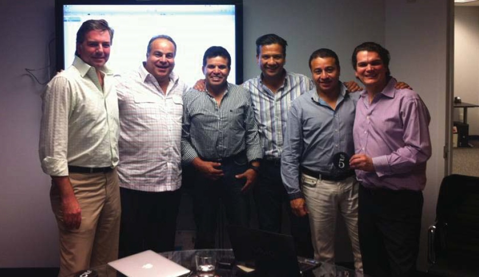 Braulio Pérez e Hidalgo Socorro, delegados de DHK Finance Inc., junto a Sergio Hernández, Eduardo Liu y Ronald García, del Bantrab, y Oswaldo Jugo, presidente de Quantum Capital, durante una reunión, el 21 de mayo del 2012, en Miami. La imagen fue presentada como evidencia en el caso.