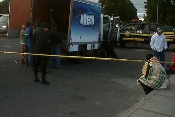 PNC revisa un camión comercial sospechoso de traficar droga. (Foto: PMT Santa Catarina Pinula)