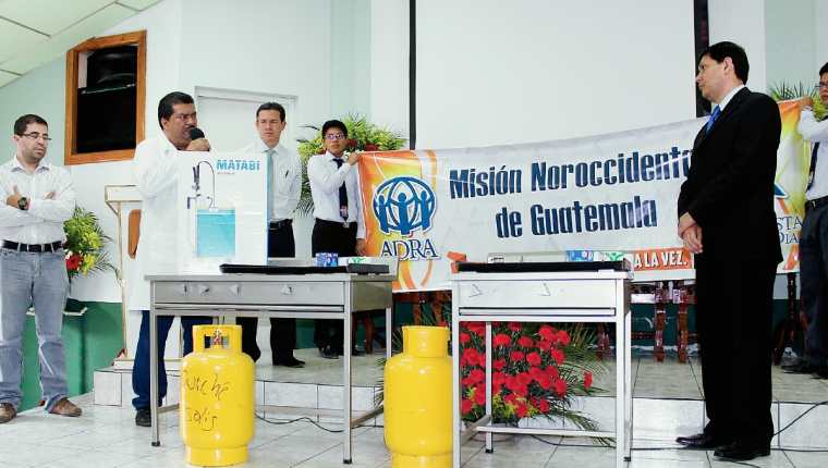 El director del Hospital Regional de Santa Cruz del Quiché, Salomón Delgado (izq), agradece la donación de dos estufas por parte de la iglesia Adventista del Séptimo Día. (Foto Prensa Libre: Óscar Figueroa)