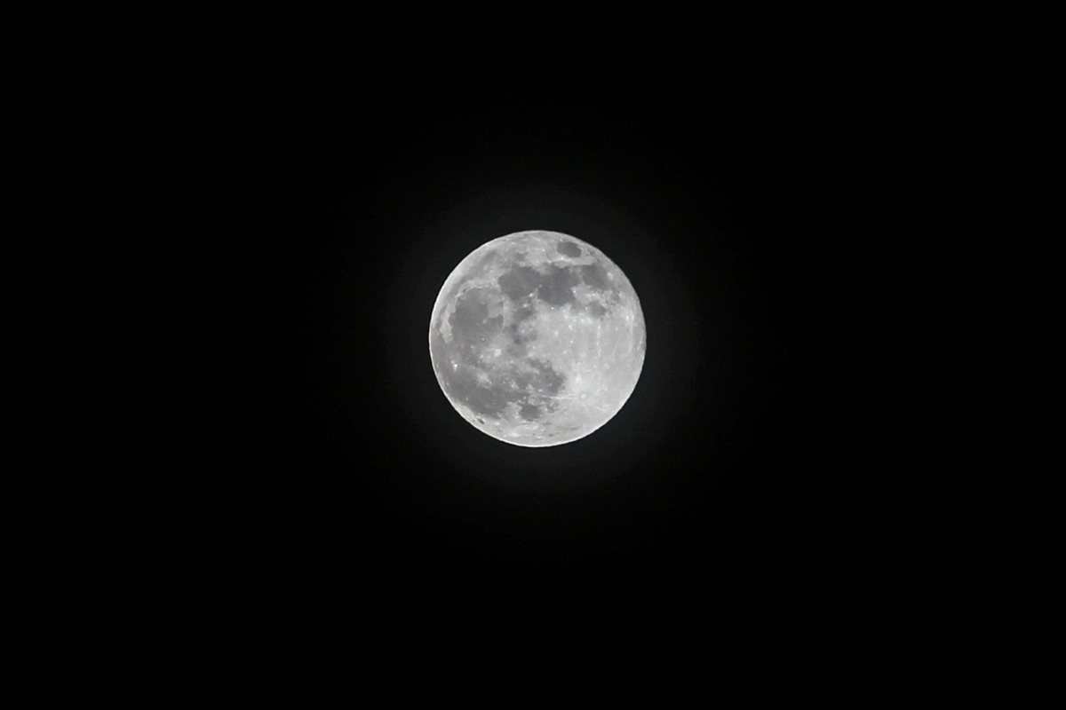 La Luna llena en Navidad volverá a verse hasta el 2034. (Foto Prensa Libre: Keneth Cruz)