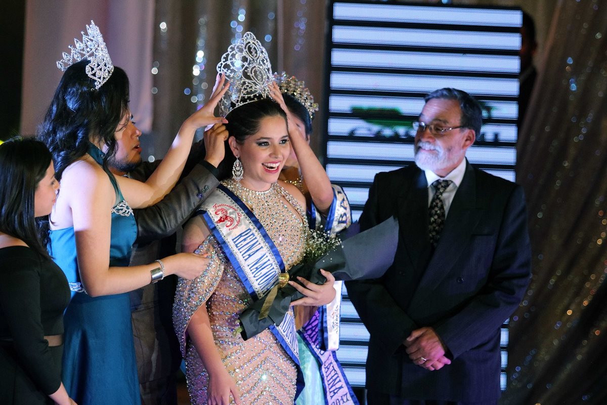 La ganadora, Allisson Valdéz, de 16 años, originaria de Izabal, fue coronada por el alcalde municipal Luis Grijalva. (Foto Prensa Libre: Carlos Ventura)